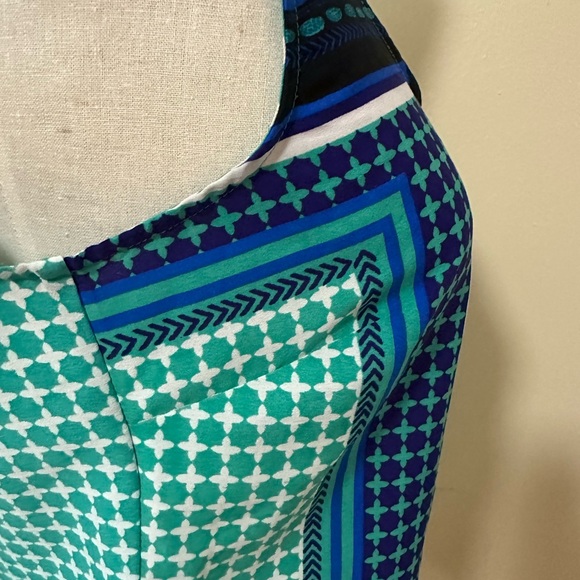 Banana Republic (MED) sleeveless tunic with bust darts and bottom slits. - Picture 4 of 8